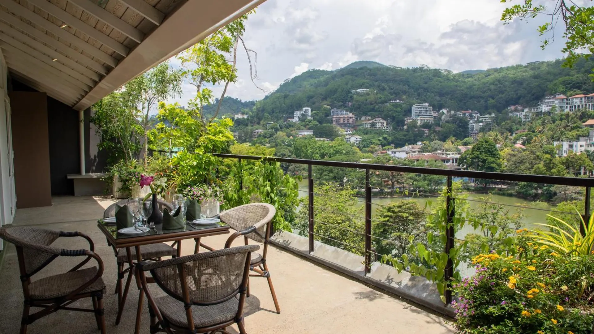 Lake Avenue Hotel Kandy