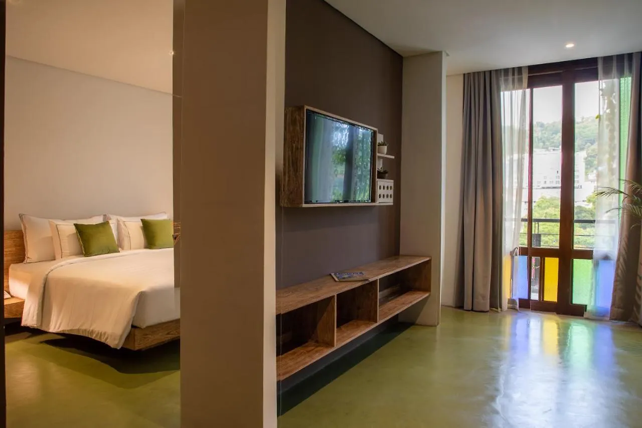 Lake Avenue Hotel Канди