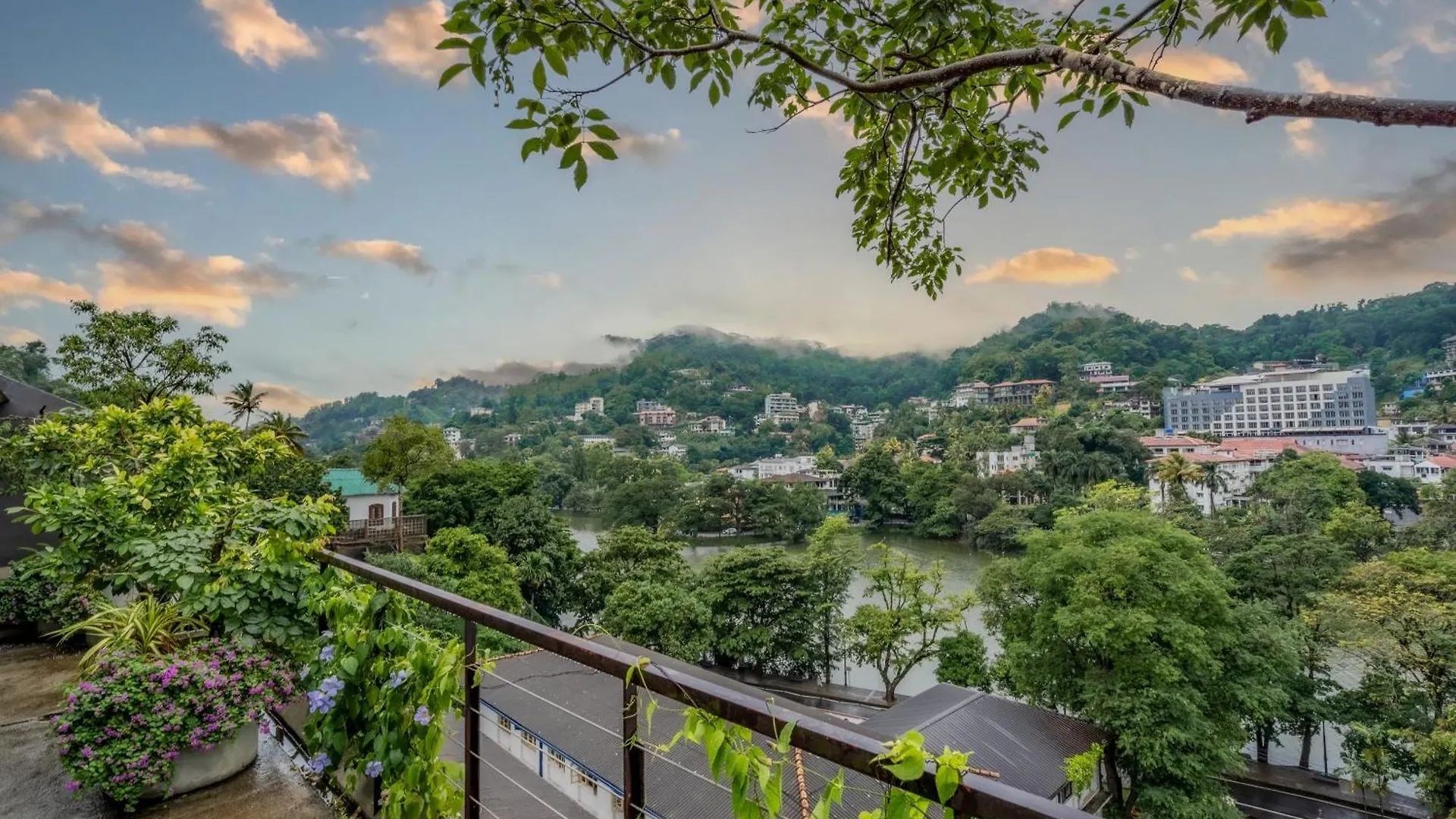 Lake Avenue Hotel Kandy